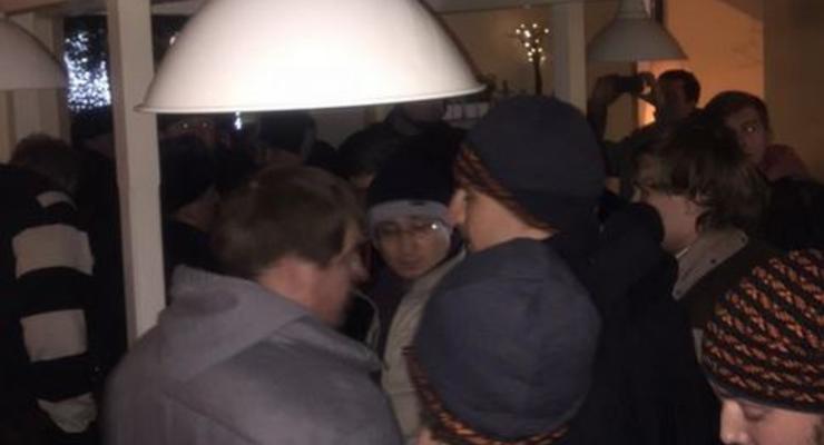 Московские "антимайдановцы" напали на оппозиционеров в кафе