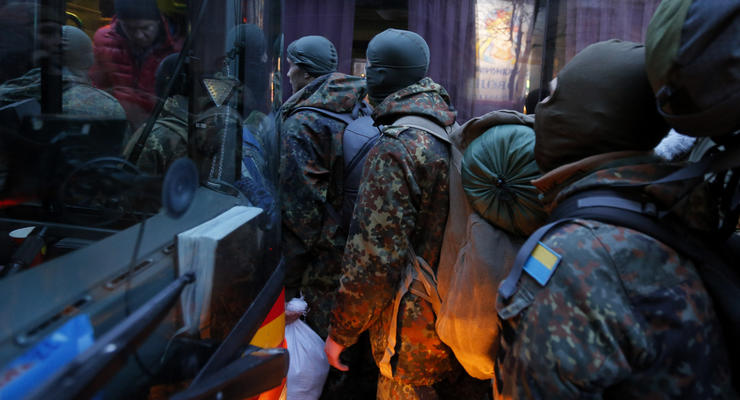 В зону АТО отправились бойцы полка "Азов"