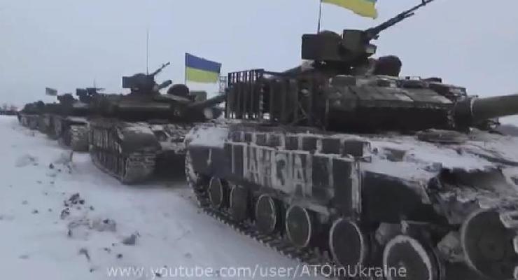 В Сети появились видео украинских танков, направляющихся в аэропорт Донецка