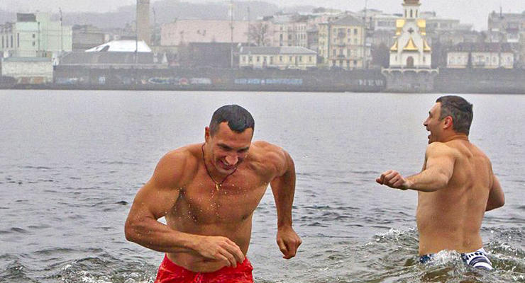 День в фото: как братья Кличко и Дарт Вейдер купались в ледяной воде