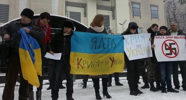 Переселенцы из Крыма пикетируют посольство РФ в Киеве