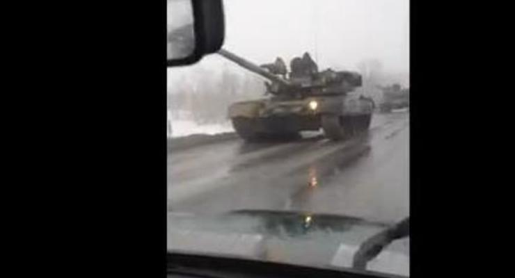 Появилось видео движения колонны танков РФ к украинской границе