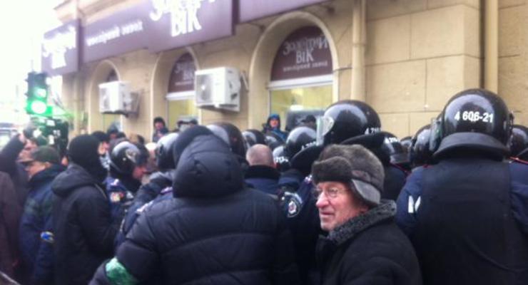 В Харькове под зданием горсовета собрались митингующие