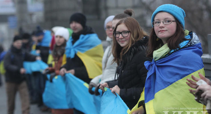 В Киеве активисты объединили "живой цепью соборности" берега Днепра