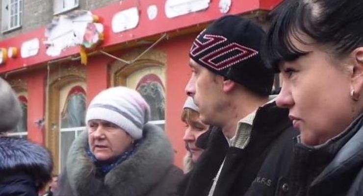 "Будьте прокляты". Что говорят жители Донецка на обстрелянной остановке
