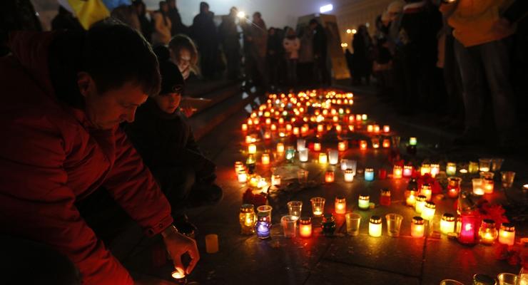 В Киеве в память о погибших из лампадок выложили слово "Мариуполь"