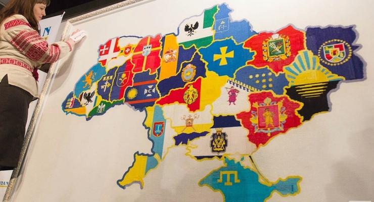 В Киеве представили самую большую вышитую карту Украины