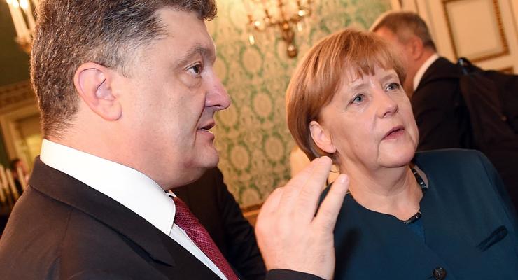Порошенко поговорил с Меркель и Олландом об обстреле Мариуполя