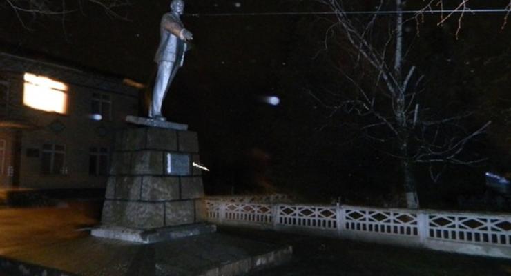 В Одесской области снесли памятники Ленину и Дзержинскому
