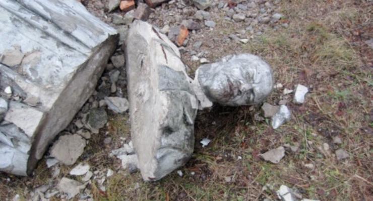 На Черкащине неизвестные разрушили памятник Ленину