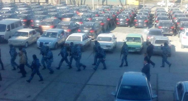 В Крыму автоматчики оцепили крымскотатарский канал, идут обыски
