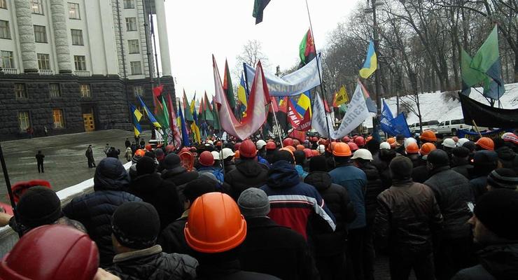 Под Кабмином более 500 шахтеров требовали встречи с Яценюком