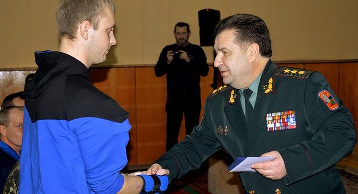 Министр обороны Степан Полторак вручил награды раненым бойцам