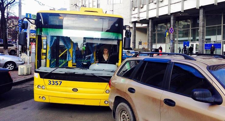 Hyundai заблокировал движение троллейбусов в центре Киева