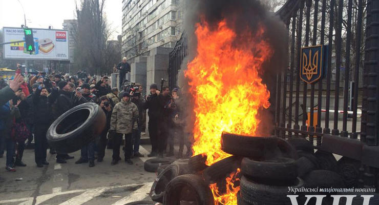 Бойцы "Айдара" жгли шины под Министерством обороны