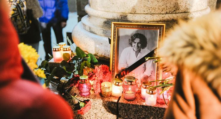 Свечи и слезы: на Майдане почтили память Кузьмы Скрябина