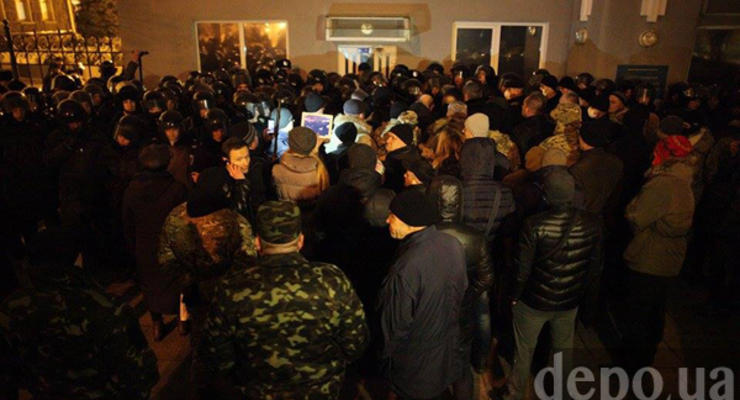 "Штурм" Администрации Президента без Президента: митингующие добились встречи