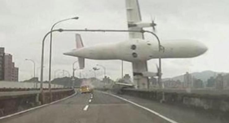 На Тайване крушение самолета сняли на видеорегистратор
