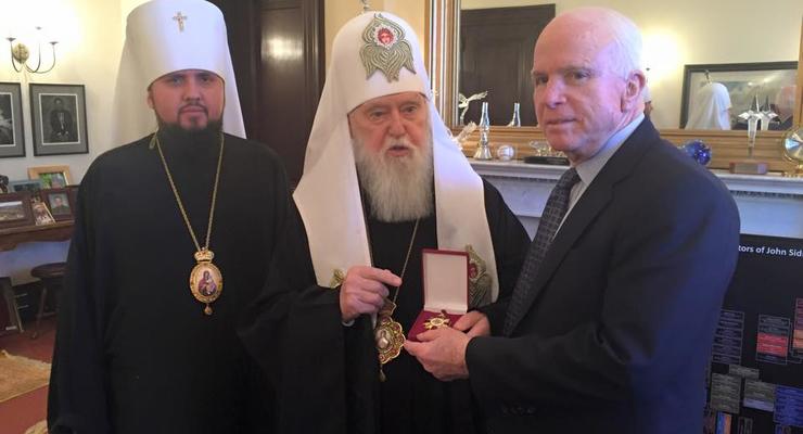 Патриарх Филарет наградил сенатора Маккейна за поддержку Евромайдана