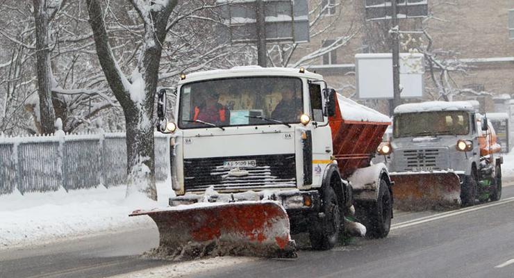 В Киевавтодоре рассказали, когда расчистят дороги от снега