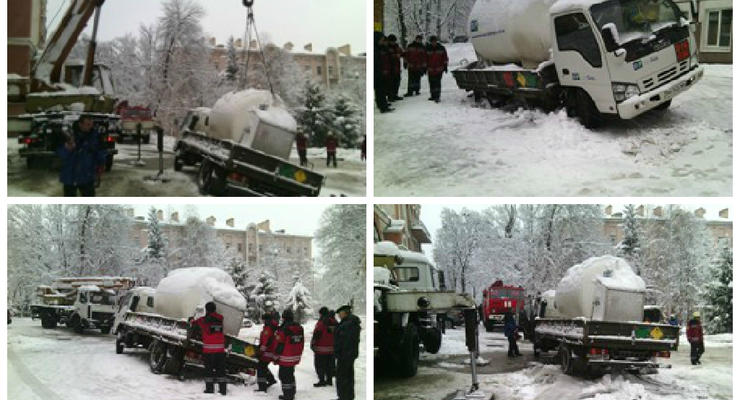 Грузовик провалился в яму в центре Киева