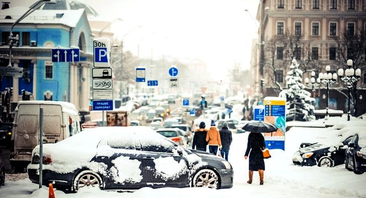 День в фото: снегопад в Киеве, Керри в Украине и прощание с Кузьмой
