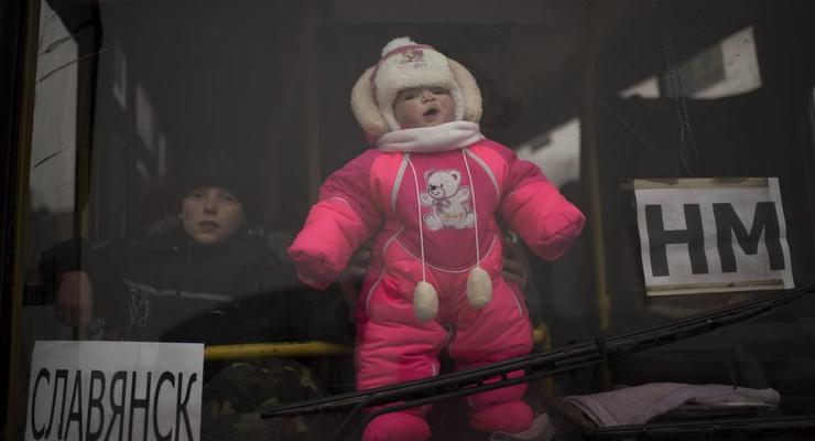 День в фото: дети-беженцы, взрыв в Одессе и захваченный российский танк