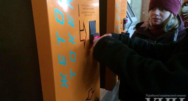 Ажиотаж в метро: на некоторых станциях скупили все жетоны в автоматах