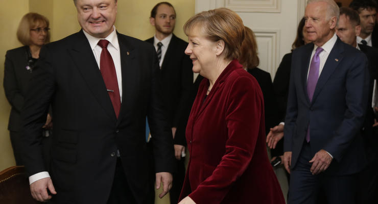 Маккейн сравнил позицию Меркель с политикой примирения Гитлера