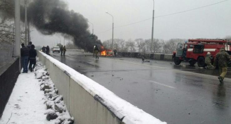 В Донецке снаряд попал в мост и в машину, погибли два человека