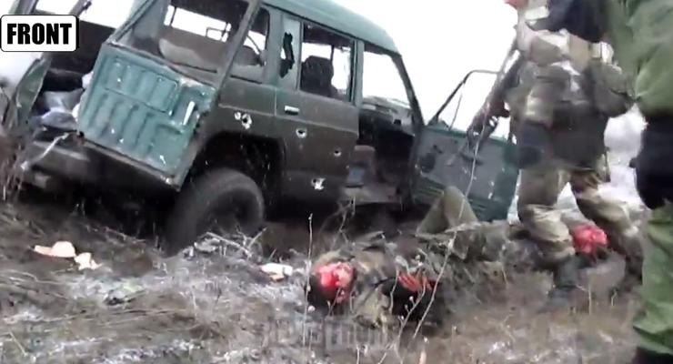 Появилось видео боя под Дебальцево. Боевики ногами бьют раненых солдат