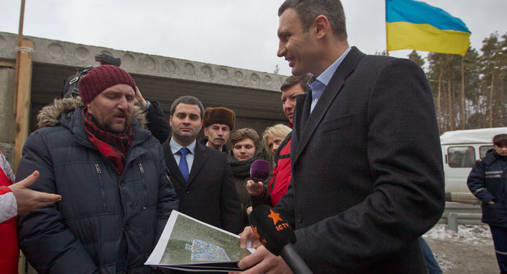 Блокпосты при въезде в Киев разрисуют национальными узорами
