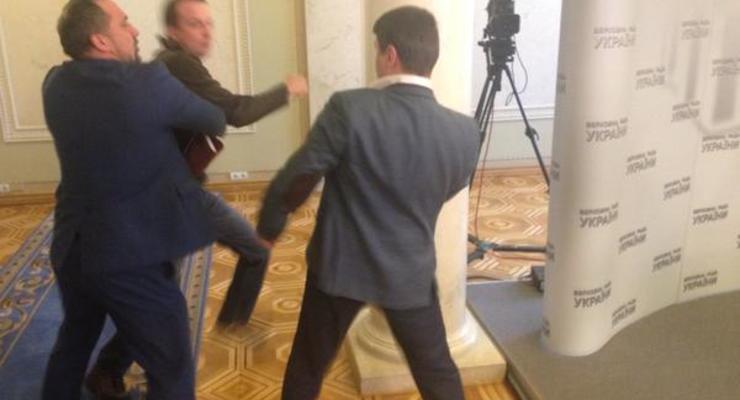 Появилось видео драки депутатов Соболева и Ивченко в Раде