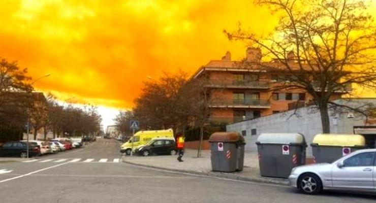 Испанский город под Барселоной накрыло токсичное оранжевое облако