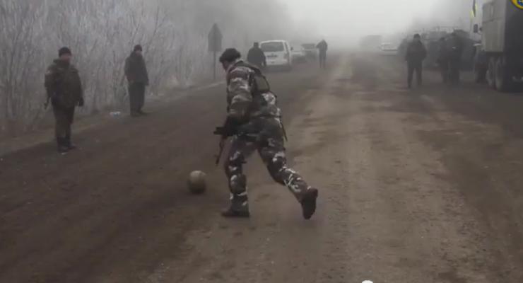 Пока тихо: Украинские военные играют в футбол на блокпосту