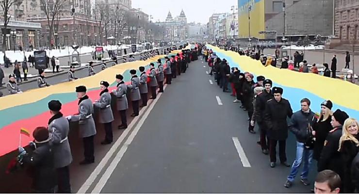 В Киеве провели шествие с 200-метровыми флагами Украины и Литвы