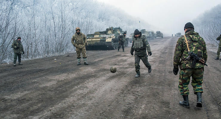 День в фото: футбол на передовой, "Шреки" для армии и Путинатор в Германии