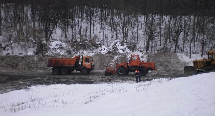 Реку Лыбидь в Киеве загрязняют тоннами снега