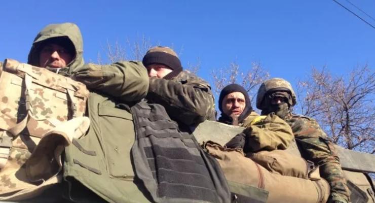 Семенченко и журналисты заявляют о начале вывода войск из Дебальцево