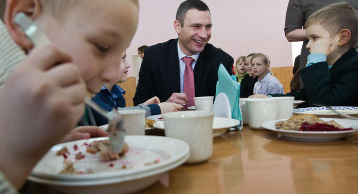 Кличко проверил качество питания в киевских школах