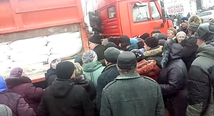 В Липецке толпа штурмовала грузовик с "социальным" сахаром