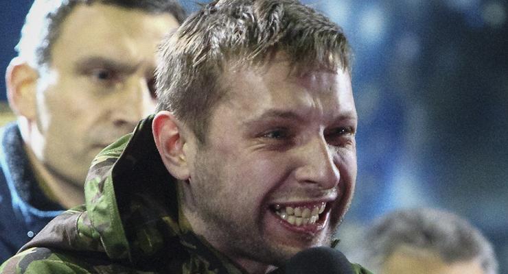 Появилось видео, как Парасюк пробирался к сцене Майдана перед обращением к Януковичу