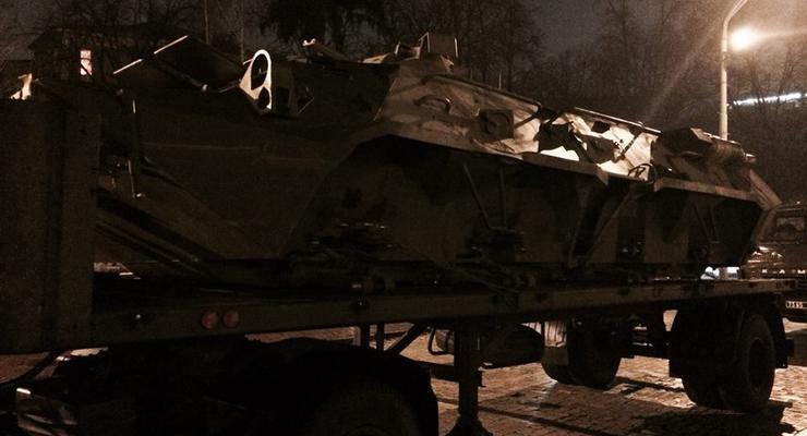 На Михайловскую площадь всю ночь свозили захваченную военную технику из РФ