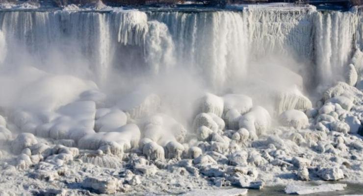 Знаменитый Ниагарский водопад превратился в горы льда