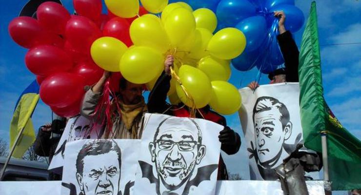На митинге в Харькове запускали в небо портреты Добкина и Кернеса