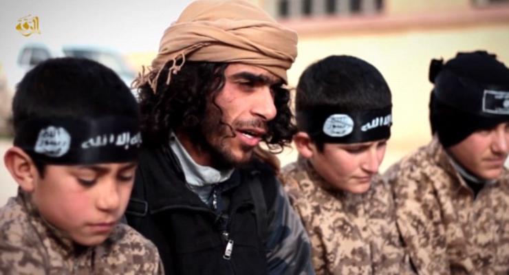 Исламское государство показало, как в военном лагере тренируют детей