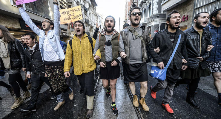 Турецкие мужчины вышли в мини-юбках на площадь Таксим за права женщин