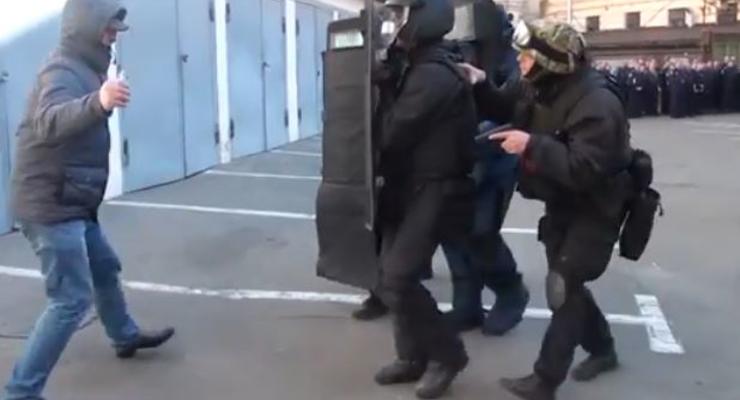 В Киеве появились специальные бронегруппы правоохранителей