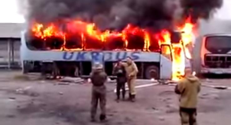 В Сети появилось видео, как террористы подожгли украинский автобус