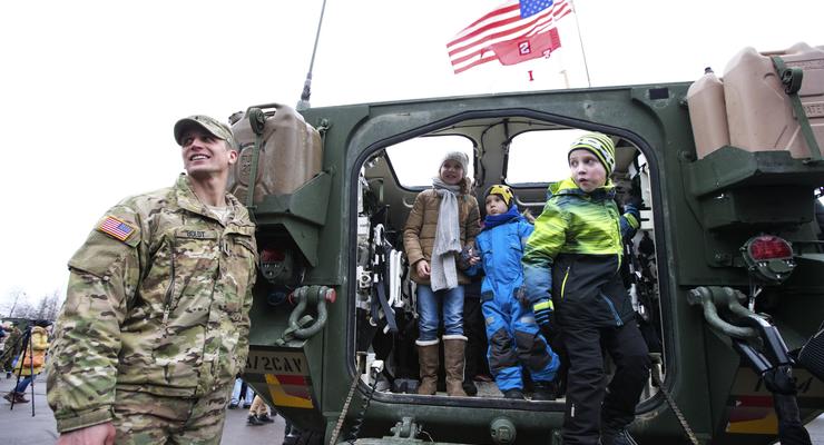 Американская бронетехника устроила парад возле границы с Россией
